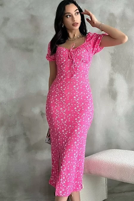 Pembe Lastikli U Kare Yakalı Kısa Kollu Fit Kalıp Kurdelalı Likralı Çiçek Desen Yırtmaçlı Diz Altı Elbise