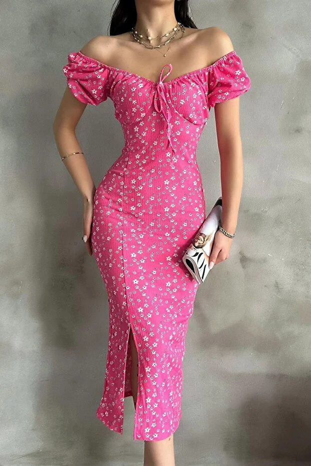 Pembe Lastikli U Kare Yakalı Kısa Kollu Fit Kalıp Kurdelalı Likralı Çiçek Desen Yırtmaçlı Diz Altı Elbise - Görsel 2