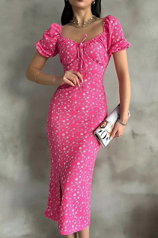 Pembe Lastikli U Kare Yakalı Kısa Kollu Fit Kalıp Kurdelalı Likralı Çiçek Desen Yırtmaçlı Diz Altı Elbise - Görsel 3