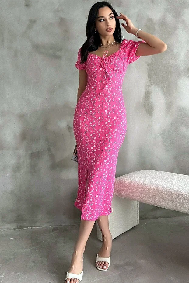 Pembe Lastikli U Kare Yakalı Kısa Kollu Fit Kalıp Kurdelalı Likralı Çiçek Desen Yırtmaçlı Diz Altı Elbise - Görsel 5