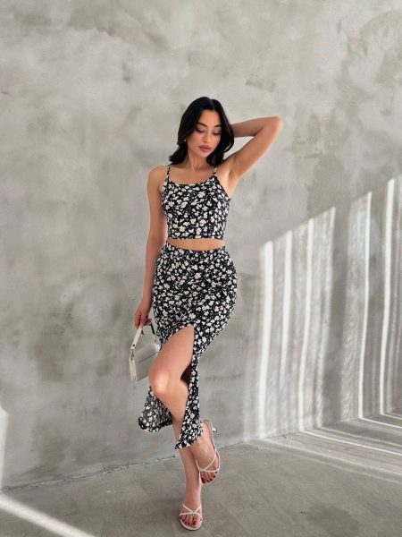 Kadın Siyah Çiçek Desenli Askılı Crop Bluz ve Yırtmaçlı Etek İkili Takım