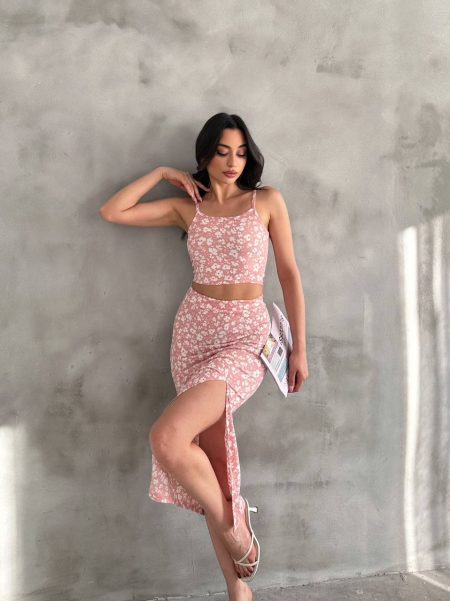 Kadın Toz Pembe Çiçek Desenli Askılı Crop Bluz ve Yırtmaçlı Etek İkili Takım