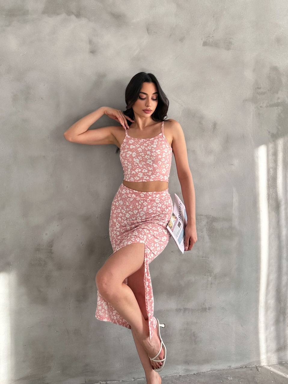 Kadın Toz Pembe Çiçek Desenli Askılı Crop Bluz ve Yırtmaçlı Etek İkili Takım