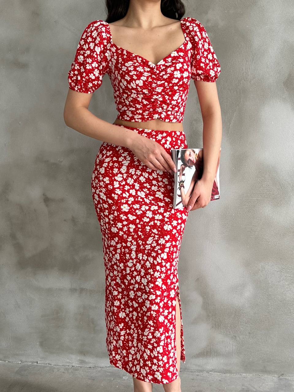 Kadın Kırmızı Çiçek Desenli Yırtmaçlı Etekli Crop Bluz İkili Takım