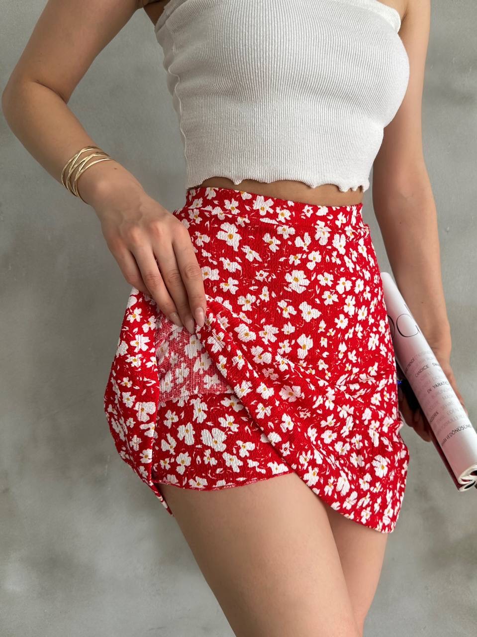 Kadın Kırmızı Çiçek Desenli Mini Şort Etek - Görsel 2