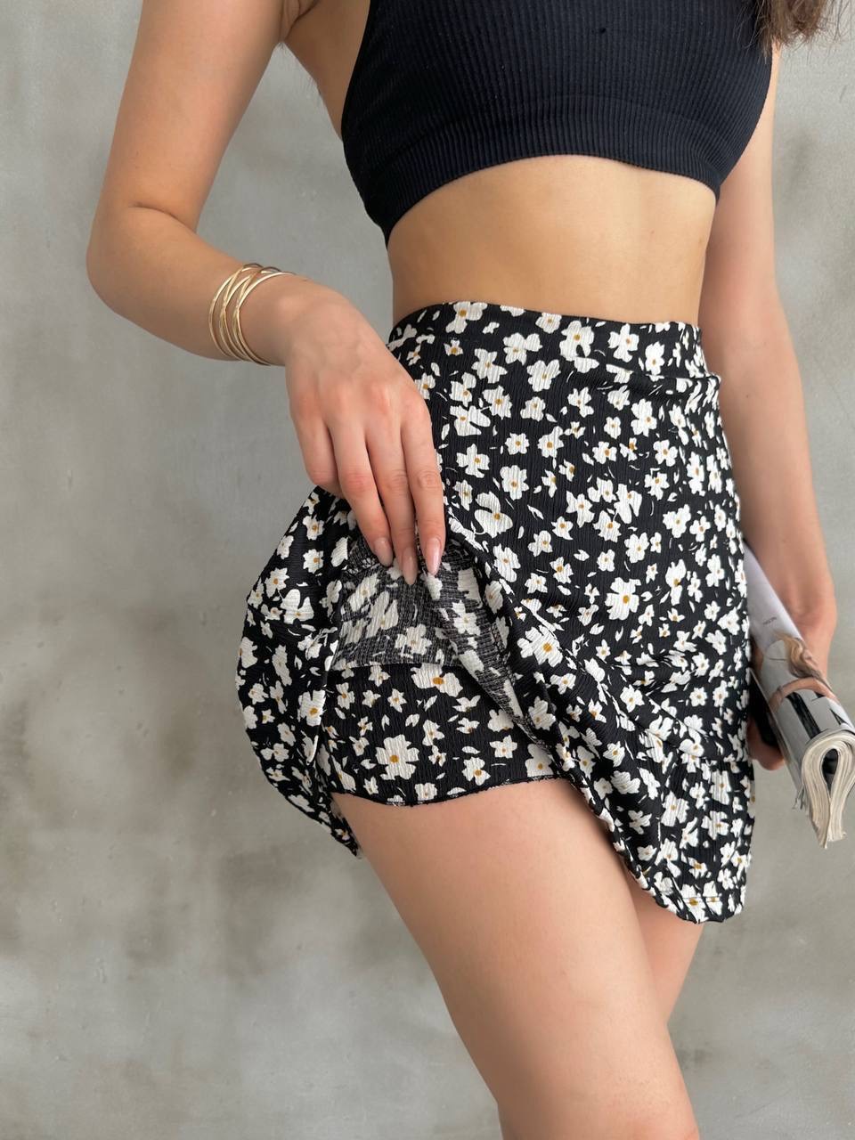 Kadın Siyah Çiçek Desenli Mini Şort Etek