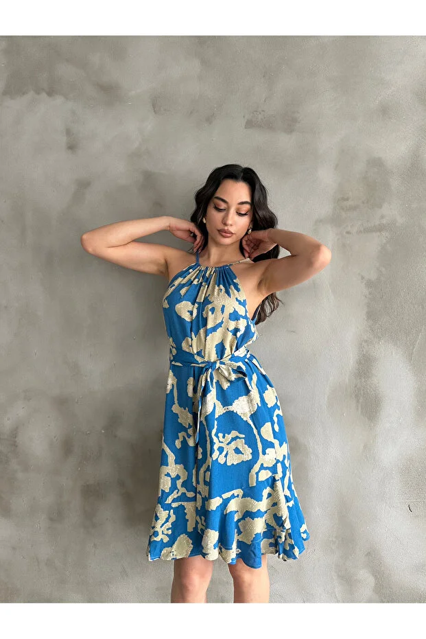 Kadın Mavi Bej Desenli Halter Yaka Kuşaklı Yazlık Elbise - Görsel 3