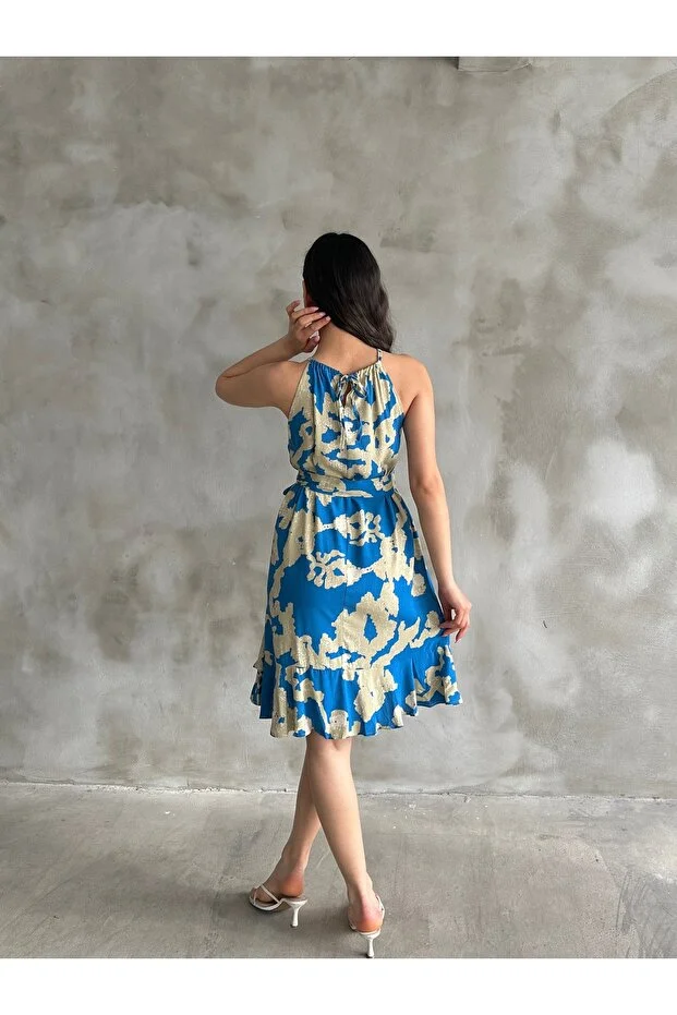 Kadın Mavi Bej Desenli Halter Yaka Kuşaklı Yazlık Elbise - Görsel 4