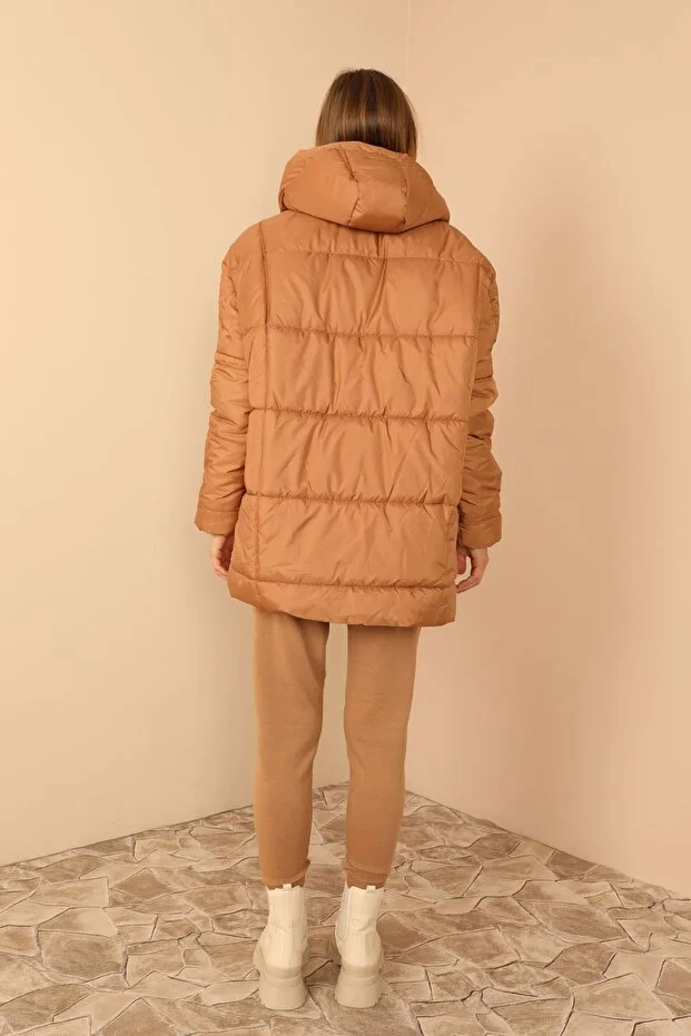 Astarlı Kapitone Kumaşlı ve Kapüşonlu Uzun Kollu Bol Kadın Taba Mont - Görsel 7