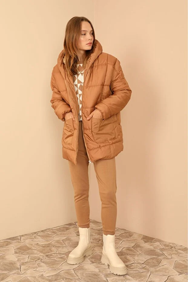 Astarlı Kapitone Kumaşlı ve Kapüşonlu Uzun Kollu Bol Kadın Taba Mont - Görsel 2