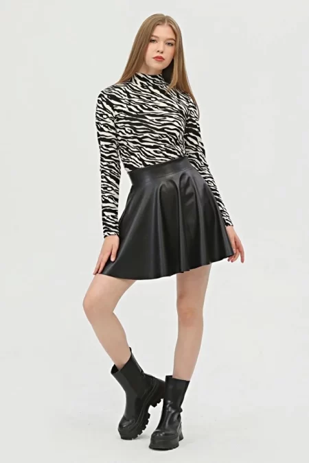 Kadın Mini Kloş Siyah Renkli Suni Deri Etek