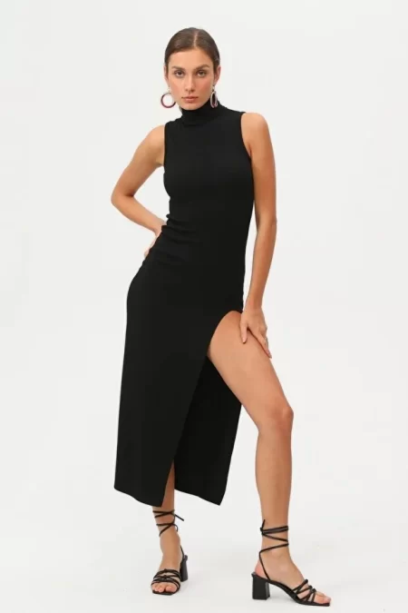 Kadın Siyah Boğazlı Kolsuz Yırtmaçlı Maxi Elbise