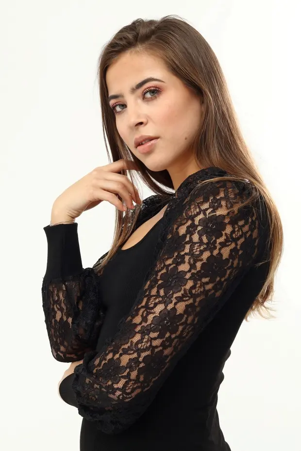 Kadın Siyah Kollar Dantel U Yaka Bluz - Görsel 5