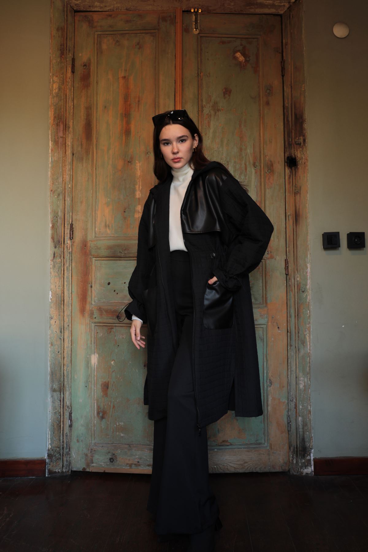 Deri Kumaş Garni Detay Jakar Kadın Trençkot-Siyah - Görsel 4