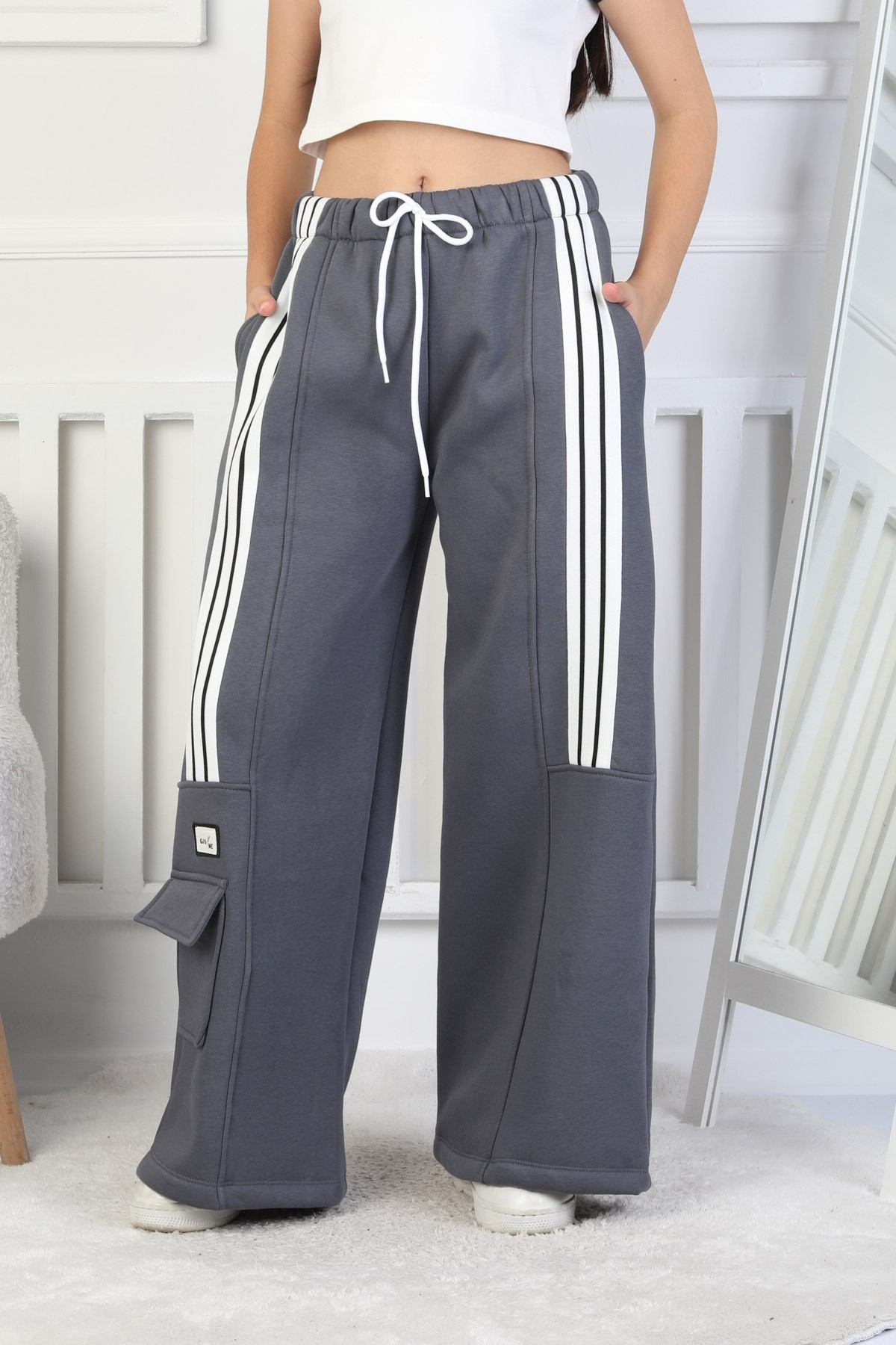 Üç İplik Şardonlu Çep Detaylı Bol Paça Kız Çocuk Eşofman Altı 1 Üç İplik Şardonlu Çep Detaylı Bol Paça Kız Çocuk Gri Eşofman Altı