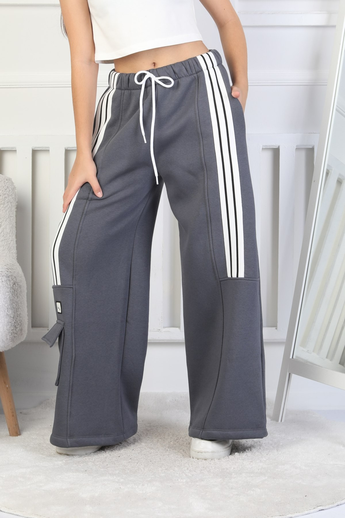 Üç İplik Şardonlu Çep Detaylı Bol Paça Kız Çocuk Eşofman Altı 2 Üç İplik Şardonlu Çep Detaylı Bol Paça Kız Çocuk Eşofman Altı - Görsel 2