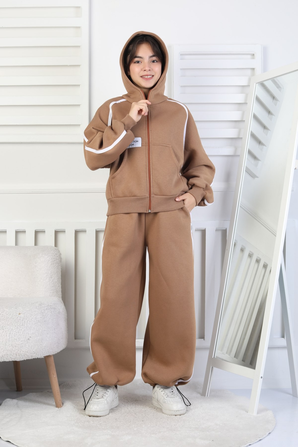 Üç İplik Şardonlu Fermuarlı Kapüşonlu Kız Çocuk Takım 1 Üç İplik Şardonlu Fermuarlı Kapüşonlu Kız Çocuk Kahverengi İkili Takım